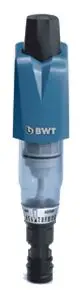 Transparenter Wasserfilter mit blauem Oberteil und schwarzem Deckel, hergestellt von BWT, zur Installation in Wasserleitungen.